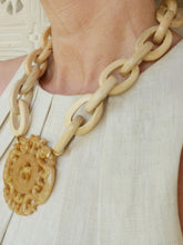 Load image into Gallery viewer, Ivory Marnalis Hardwood Chain Jade Pendant Necklace
